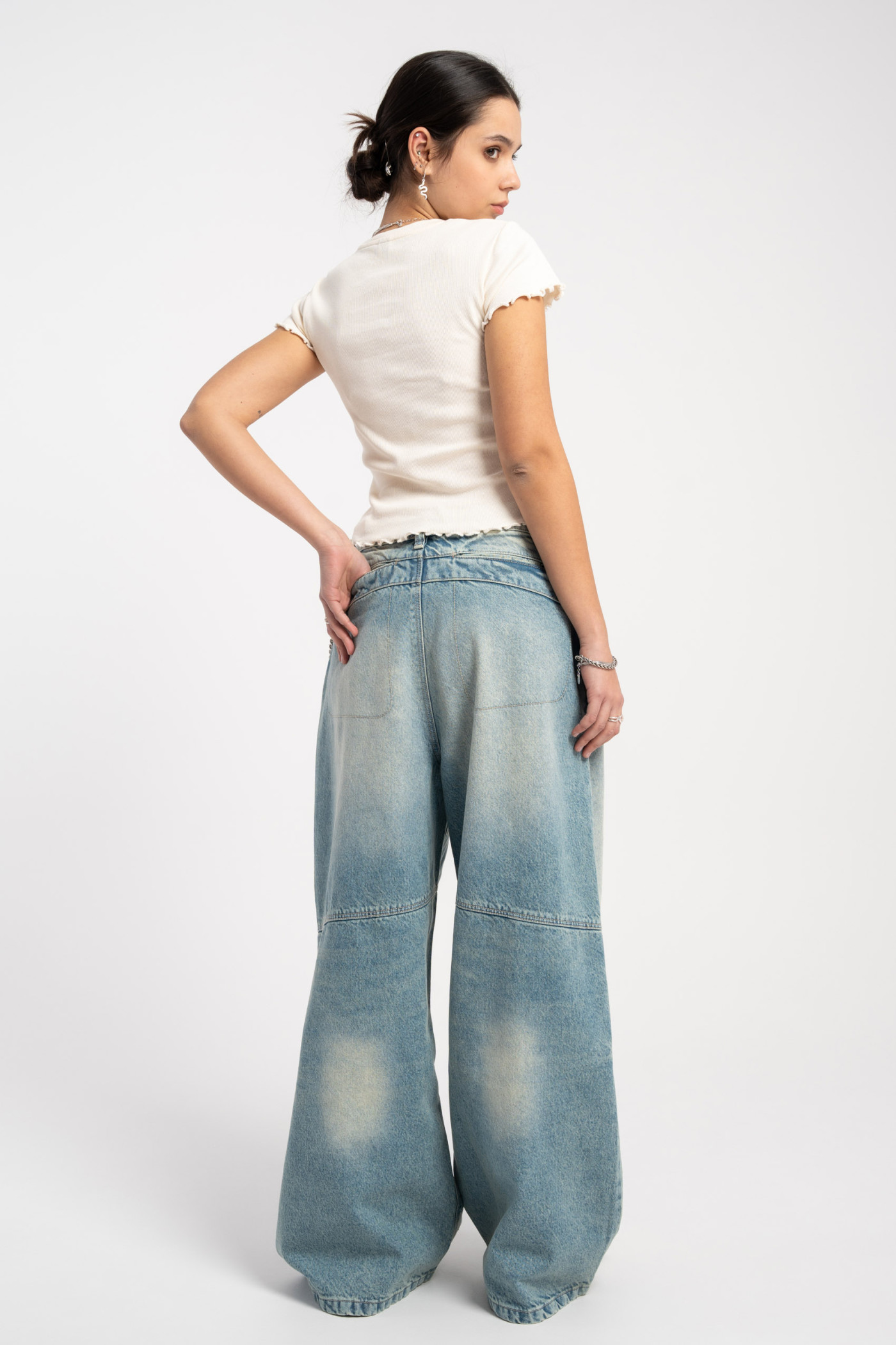 Kremowy CROP TOP z minimalistycznym haftem