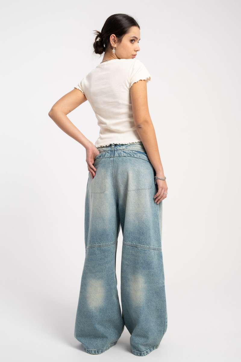 Kremowy CROP TOP z minimalistycznym haftem