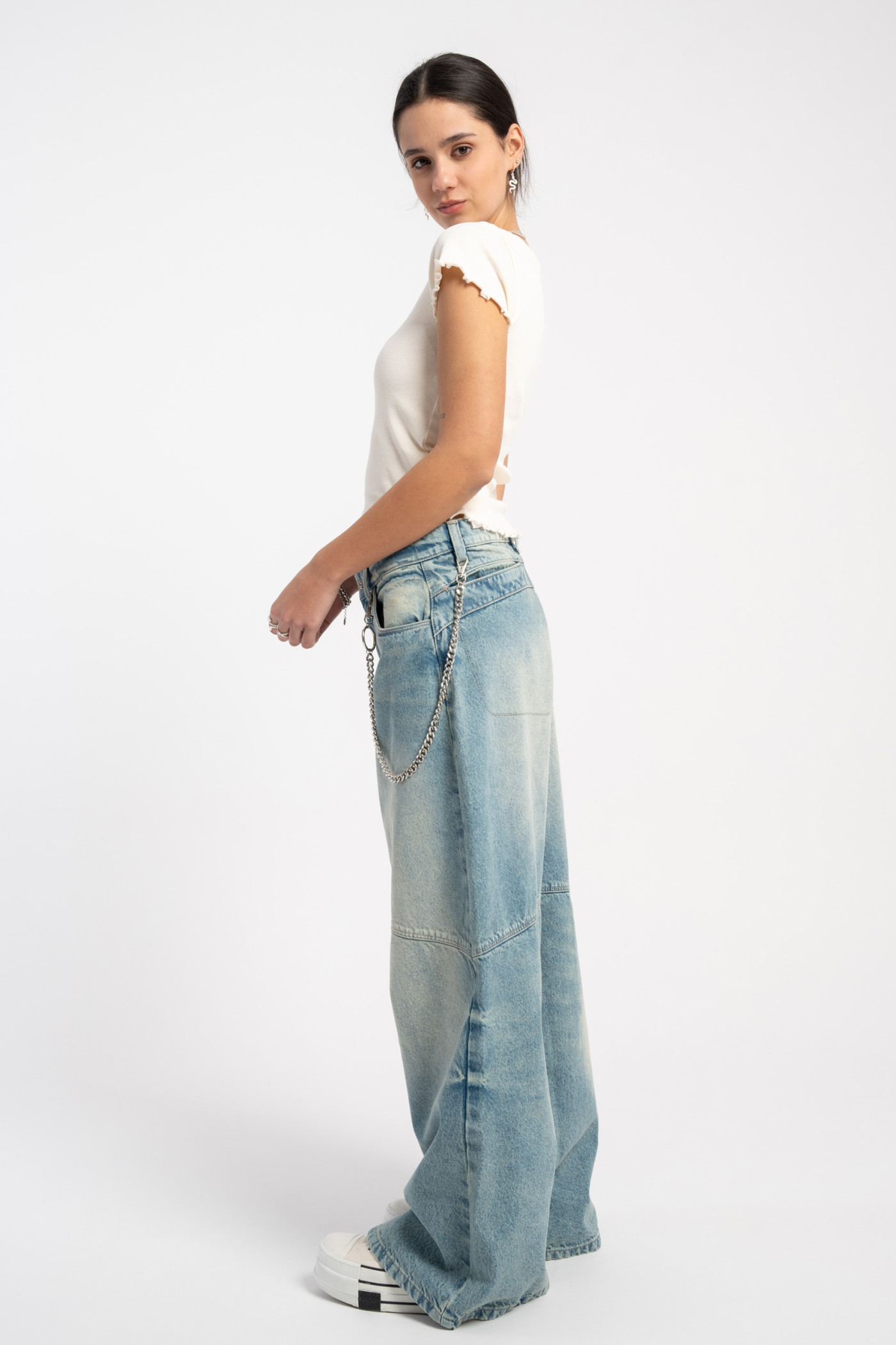 Kremowy CROP TOP z minimalistycznym haftem