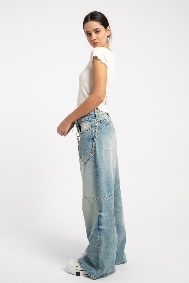Kremowy CROP TOP z minimalistycznym haftem