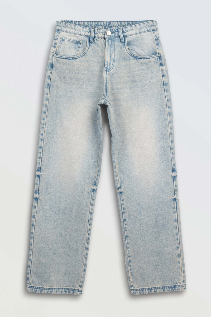 Jasnoniebieskie spodnie jeansowe z efektem sprania