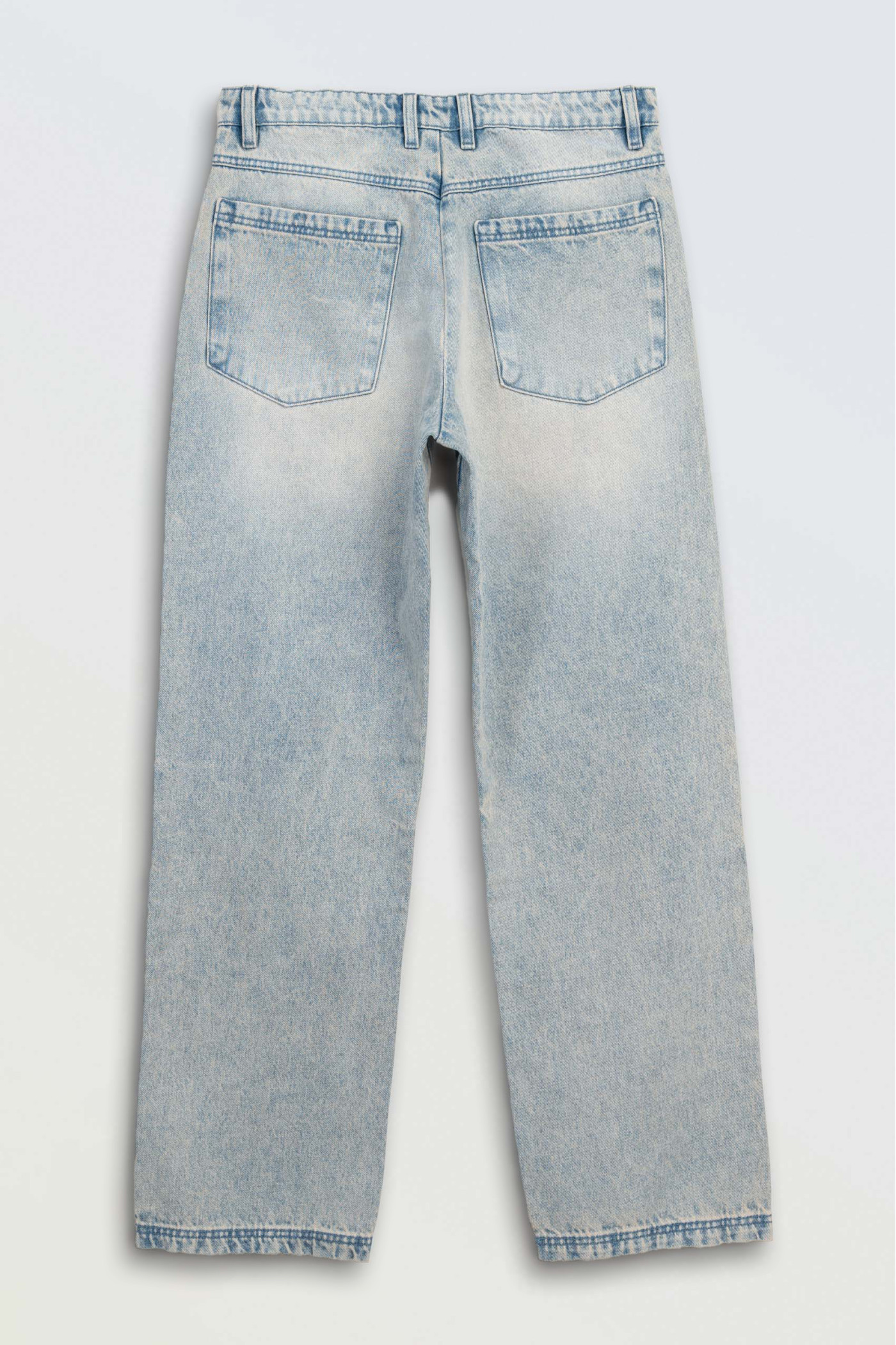 Jasnoniebieskie spodnie jeansowe z efektem sprania
