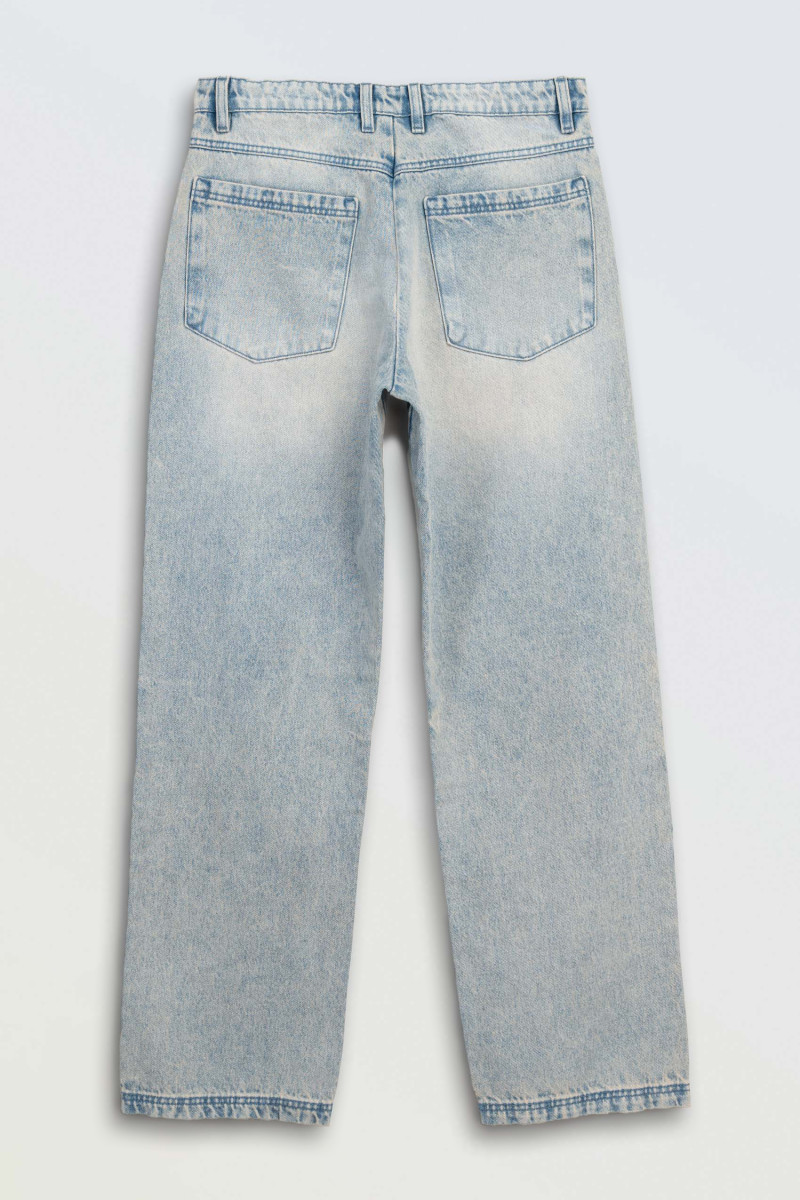 Jasnoniebieskie spodnie jeansowe z efektem sprania
