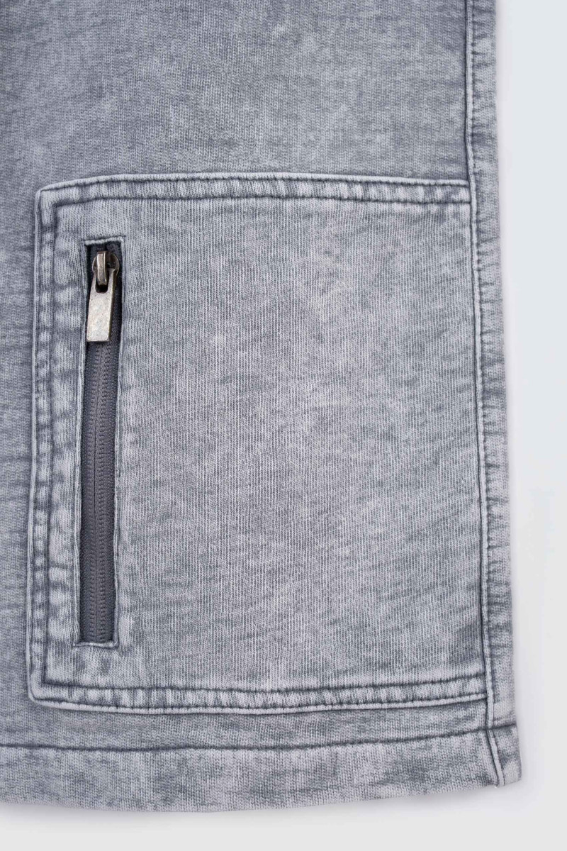 Jasnoszare krótkie spodenki z efektem sprania model JORTS