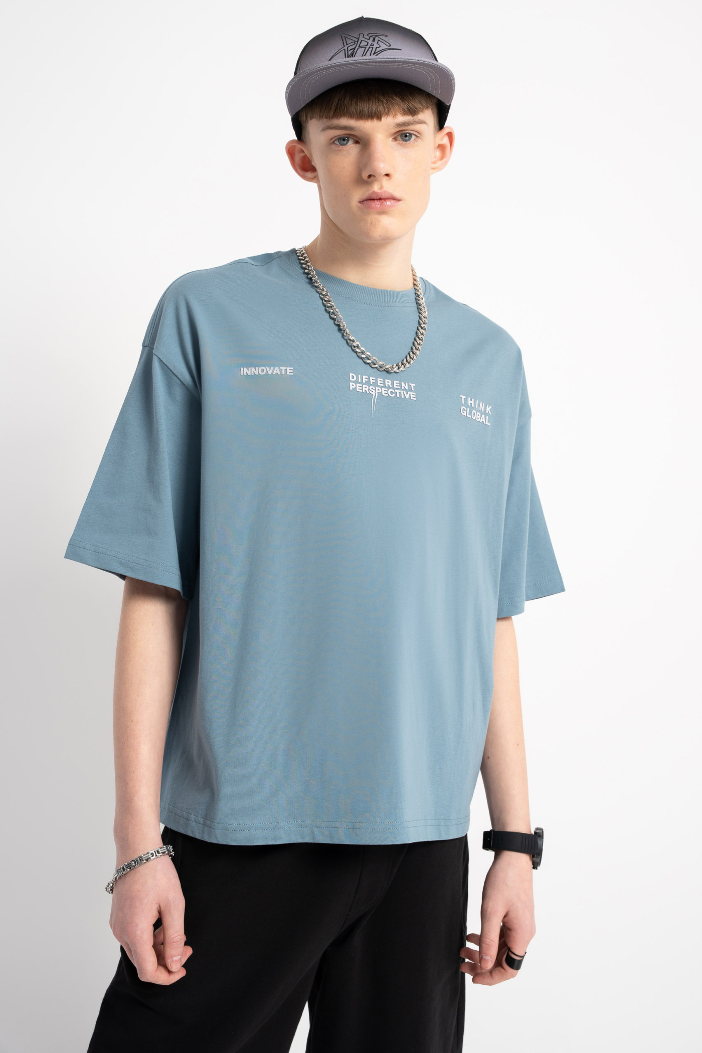 Niebieski t-shirt BOXY z minimalistyczną grafiką z przodu