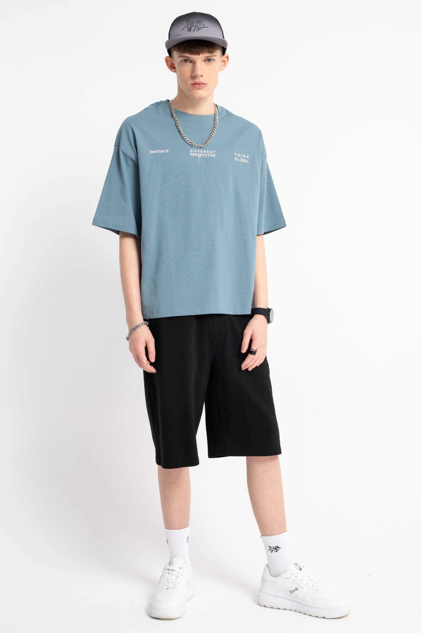Niebieski t-shirt BOXY z minimalistyczną grafiką z przodu
