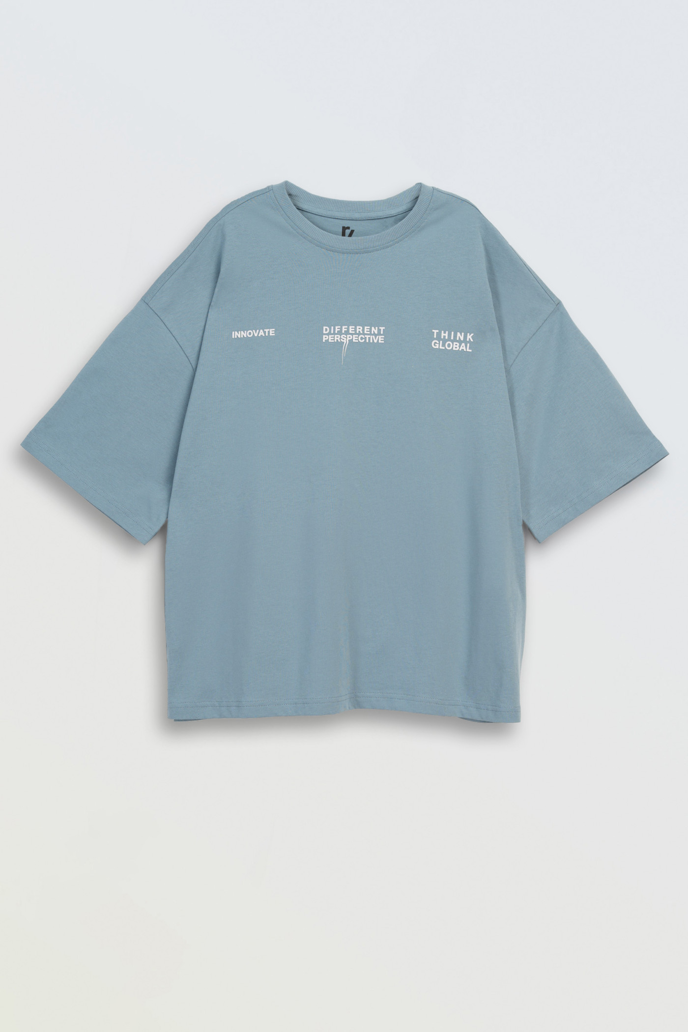 Niebieski t-shirt BOXY z minimalistyczną grafiką z przodu