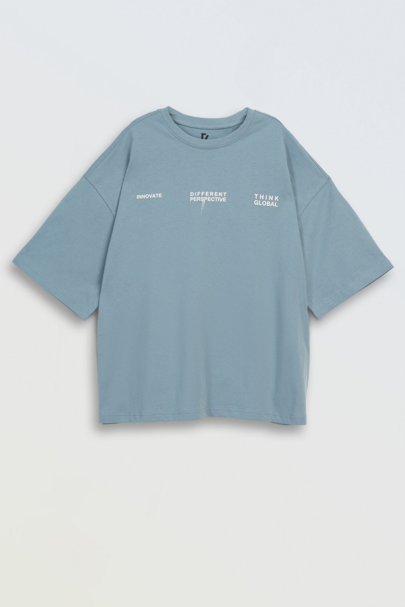 Niebieski t-shirt BOXY z minimalistyczną grafiką z przodu