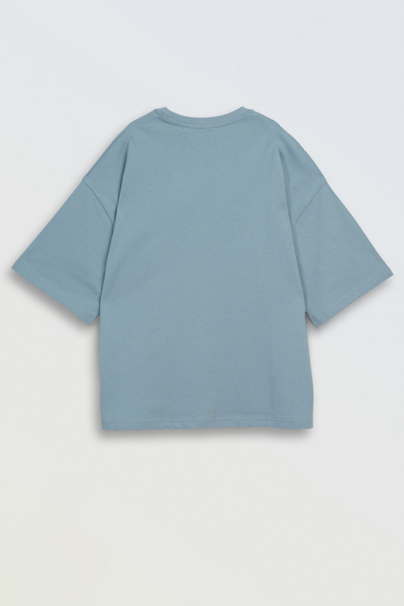 Niebieski t-shirt BOXY z minimalistyczną grafiką z przodu