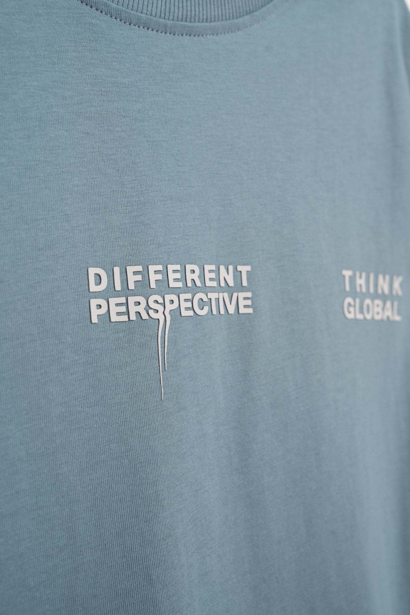 Niebieski t-shirt BOXY z minimalistyczną grafiką z przodu