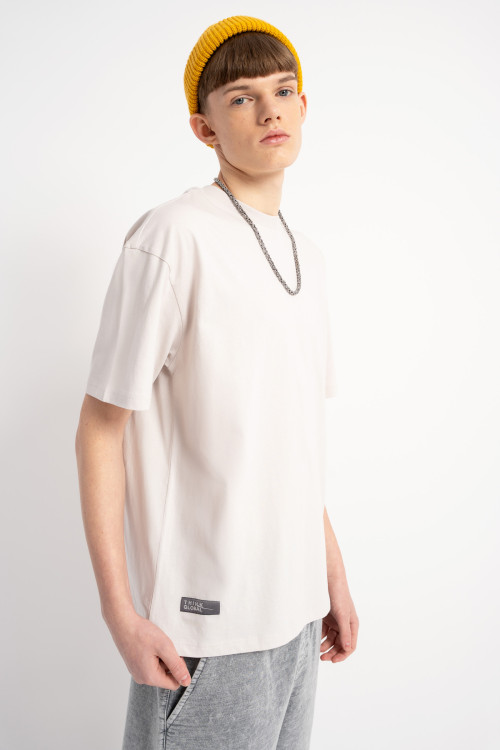 Jasnoszary t-shirt z autorską grafiką z tyłu