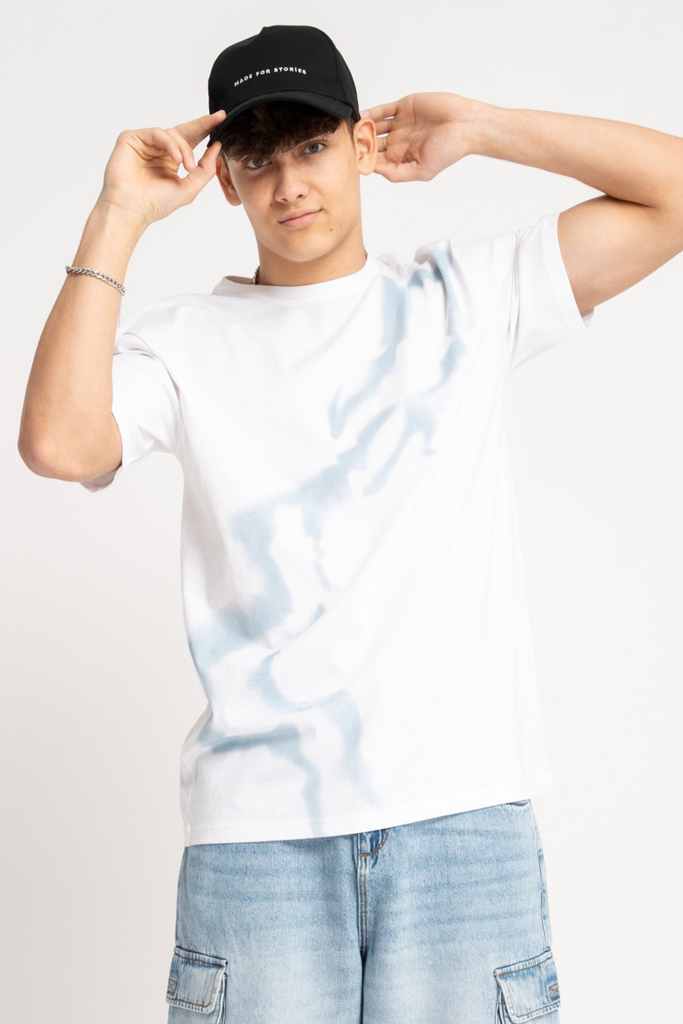 Biały t-shirt z autorską grafiką z przodu
