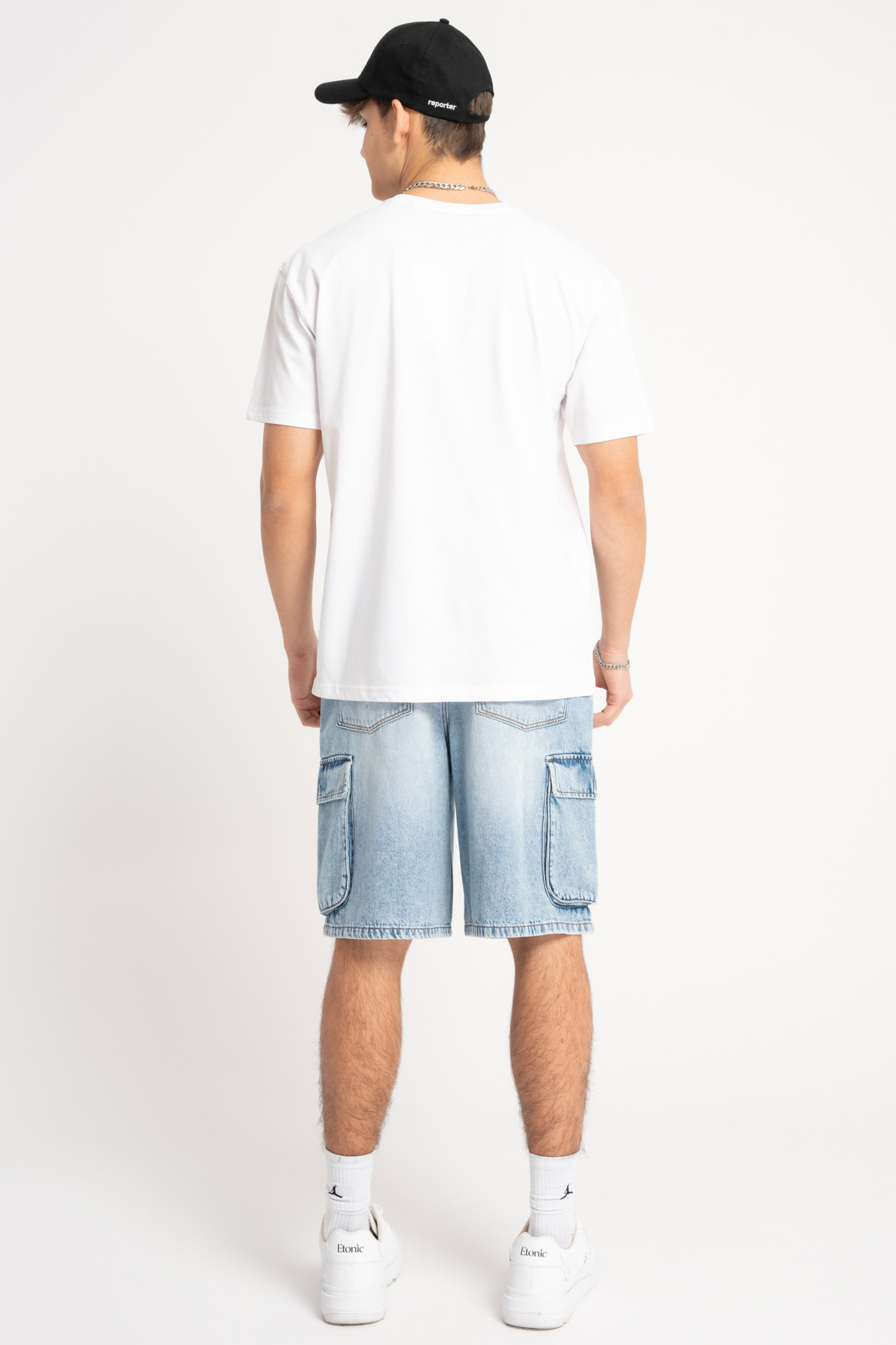 Biały t-shirt z autorską grafiką z przodu