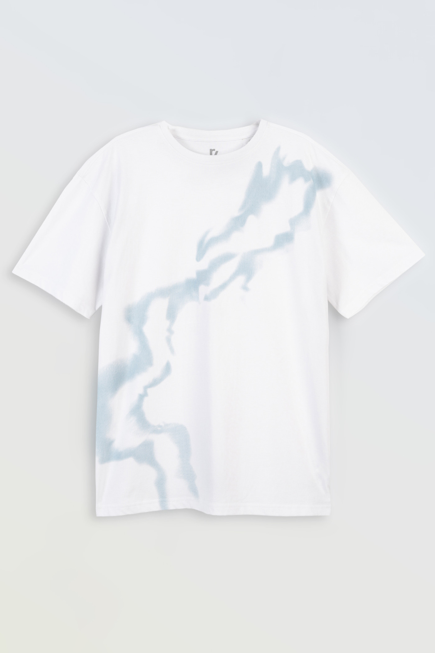 Biały t-shirt z autorską grafiką z przodu