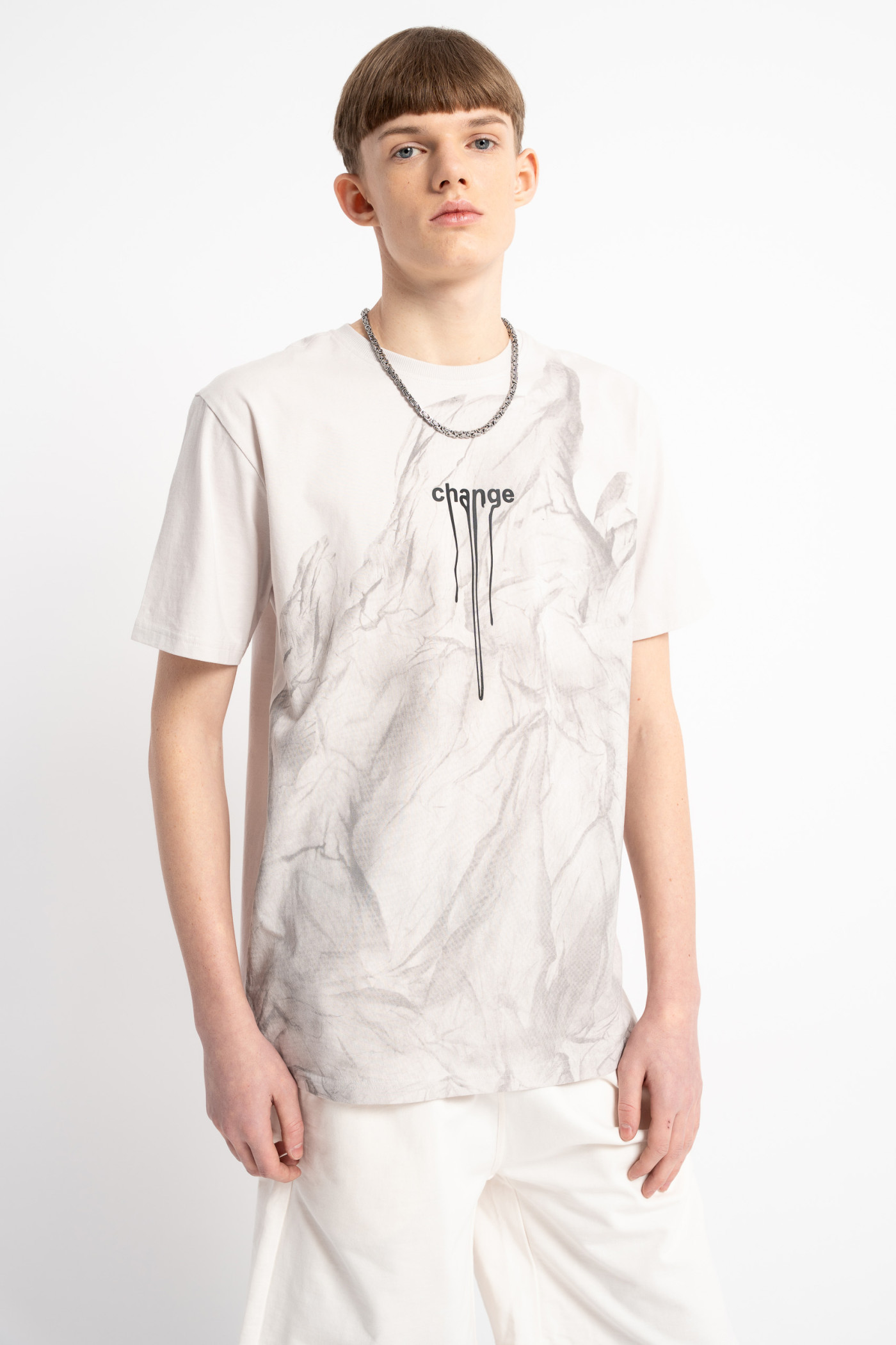 Beżowy t-shirt z autorską grafiką z przodu
