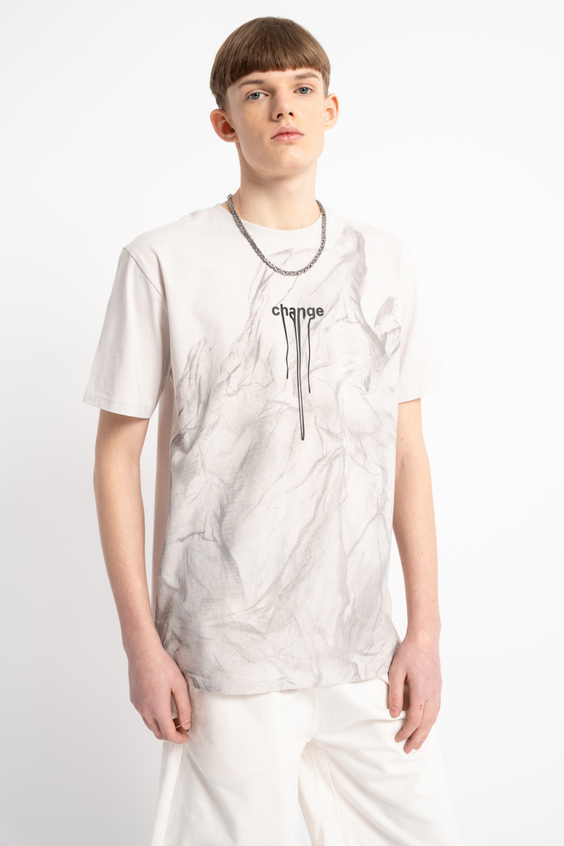 Beżowy t-shirt z autorską grafiką z przodu