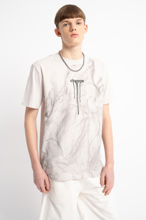 Beżowy t-shirt z autorską grafiką z przodu