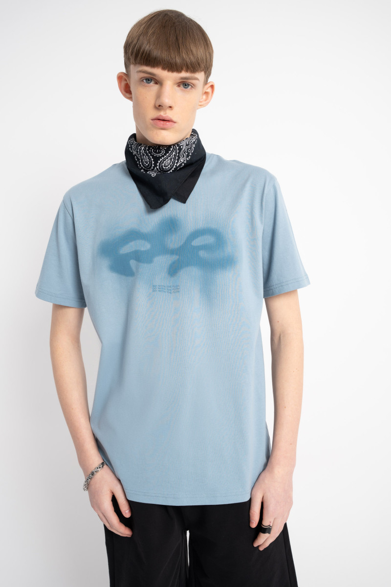 Niebieski t-shirt z autorską grafiką z przodu