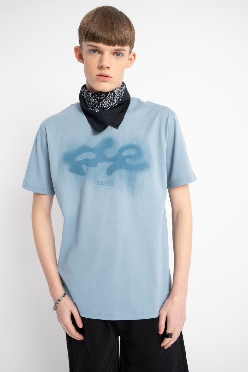 Niebieski t-shirt z autorską grafiką z przodu Niebieski t-shirt z autorską grafiką z przodu