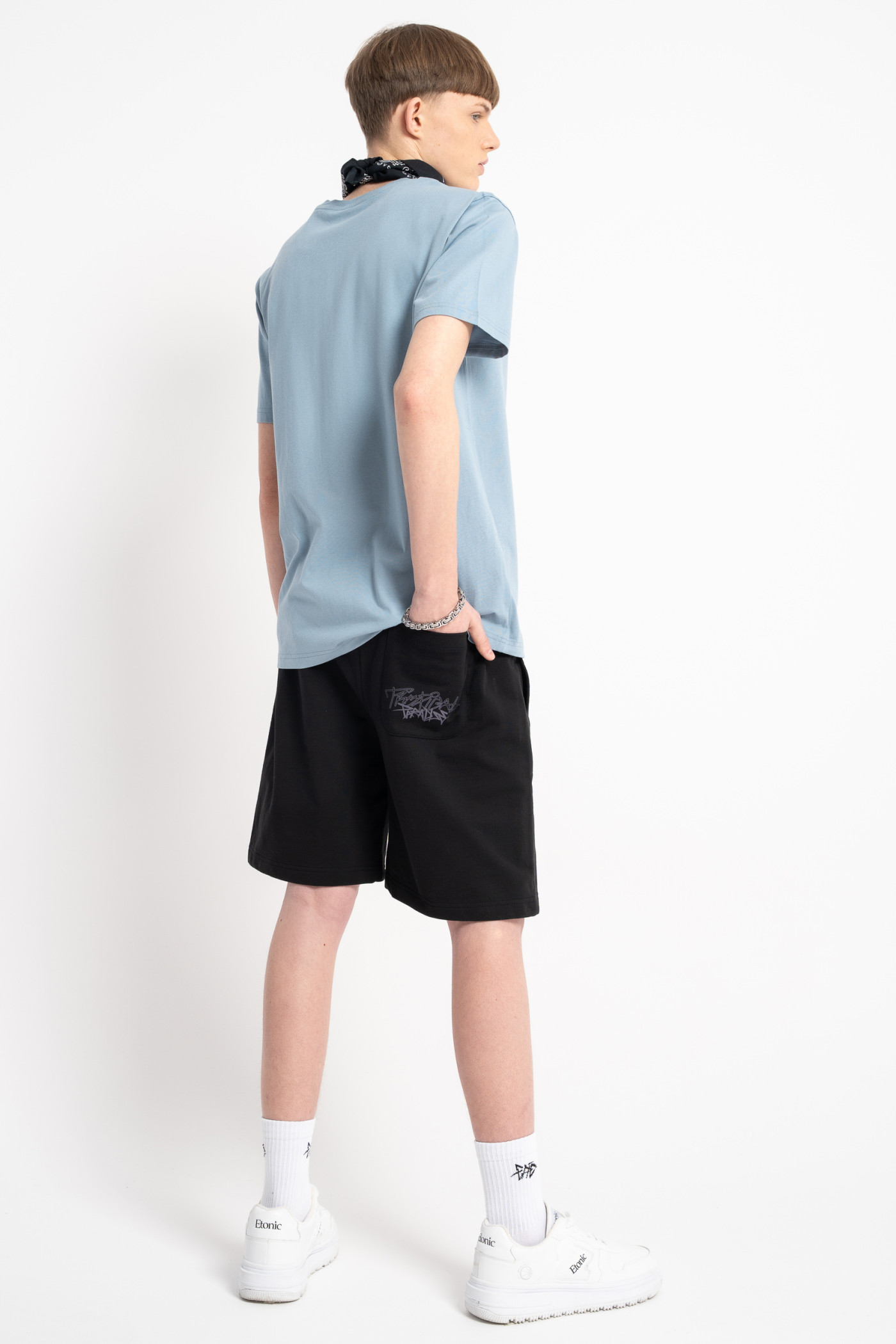 Niebieski t-shirt z autorską grafiką z przodu