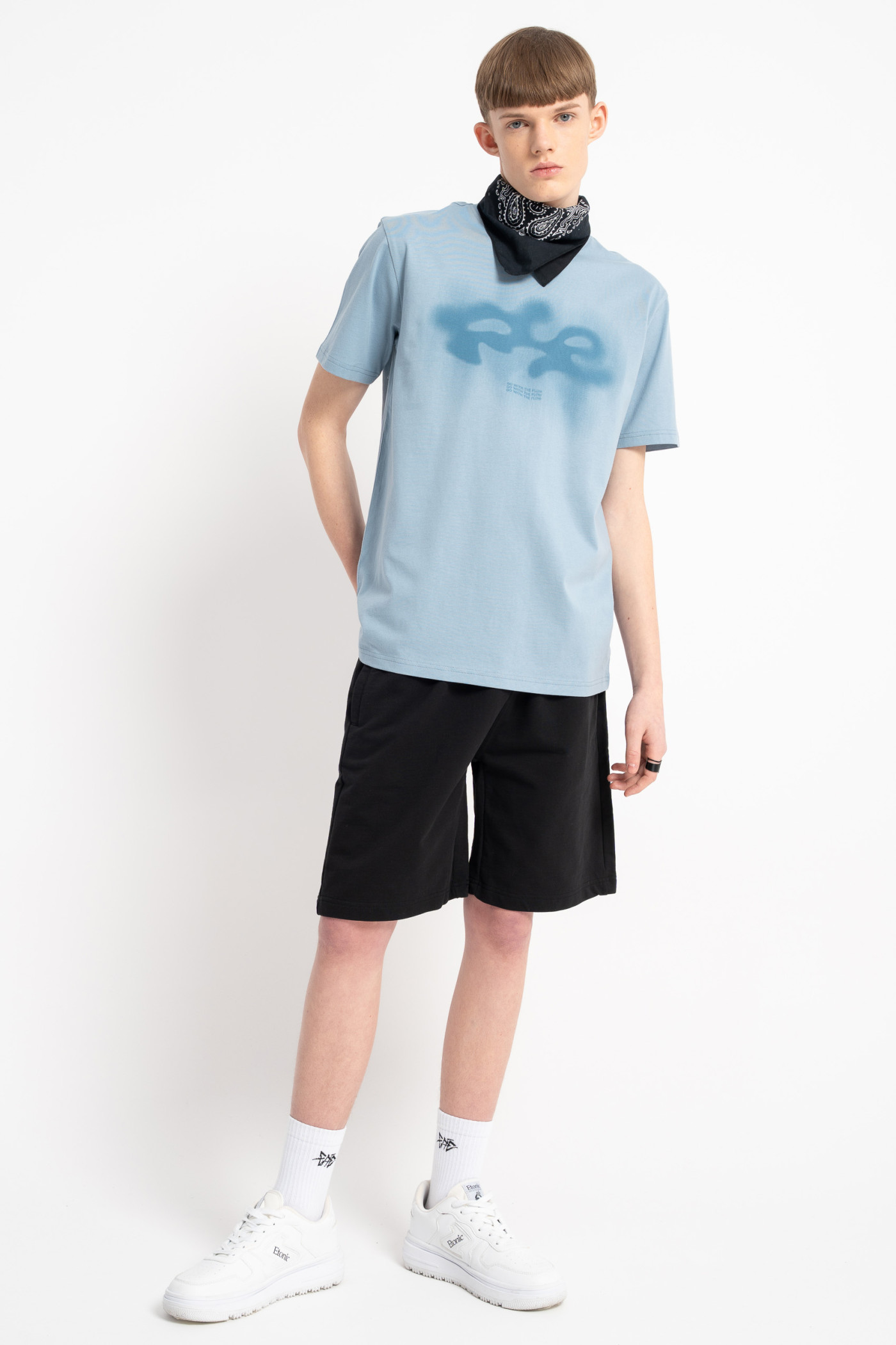 Niebieski t-shirt z autorską grafiką z przodu