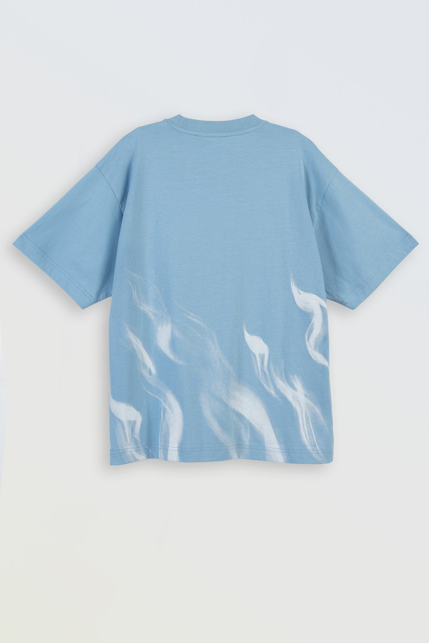 Niebieski t-shirt z kontrastowym nadrukiem