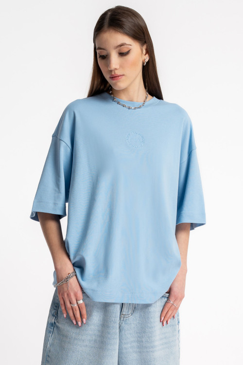Niebieski t-shirt z minimalistycznym haftem z przodu