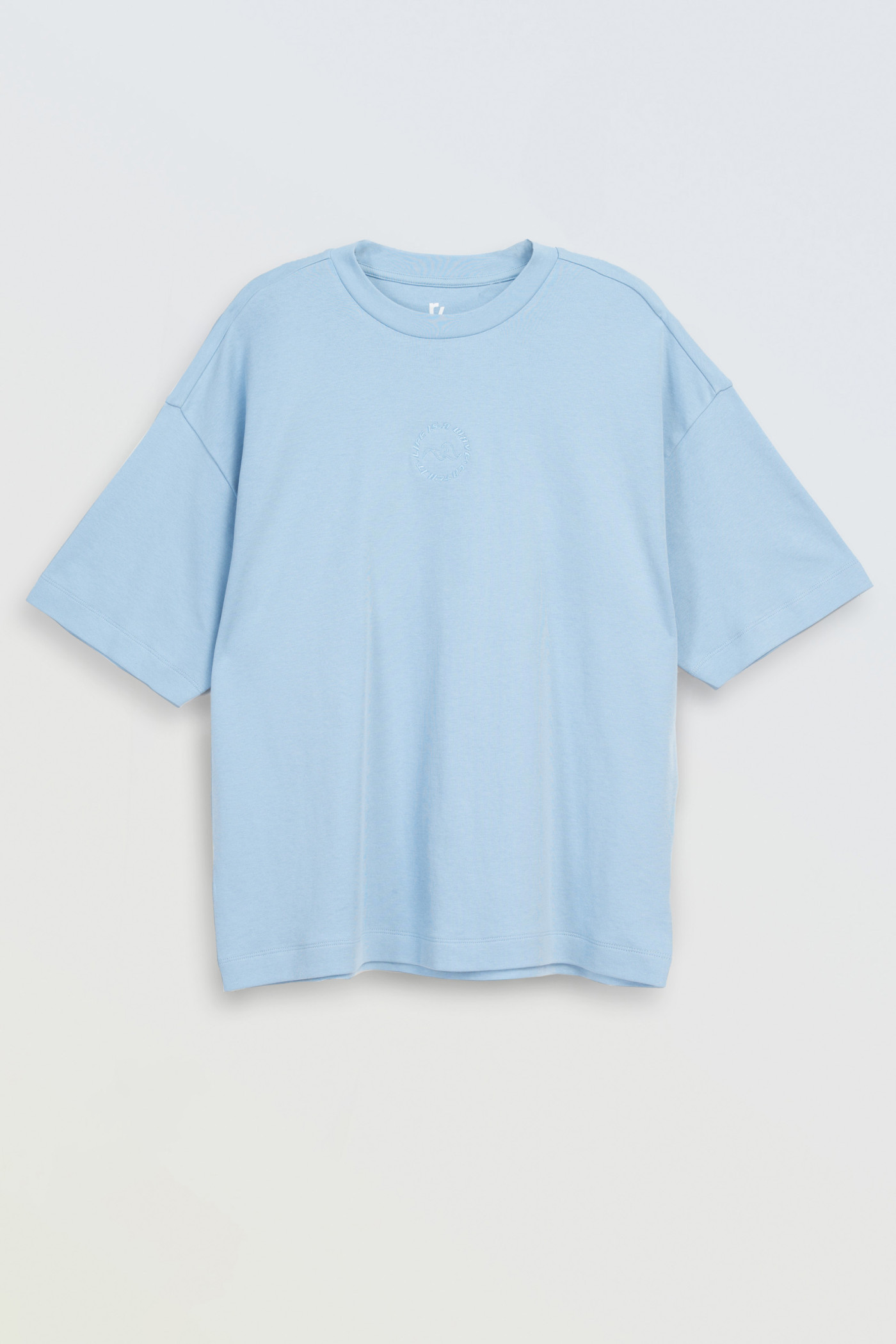 Niebieski t-shirt z minimalistycznym haftem z przodu