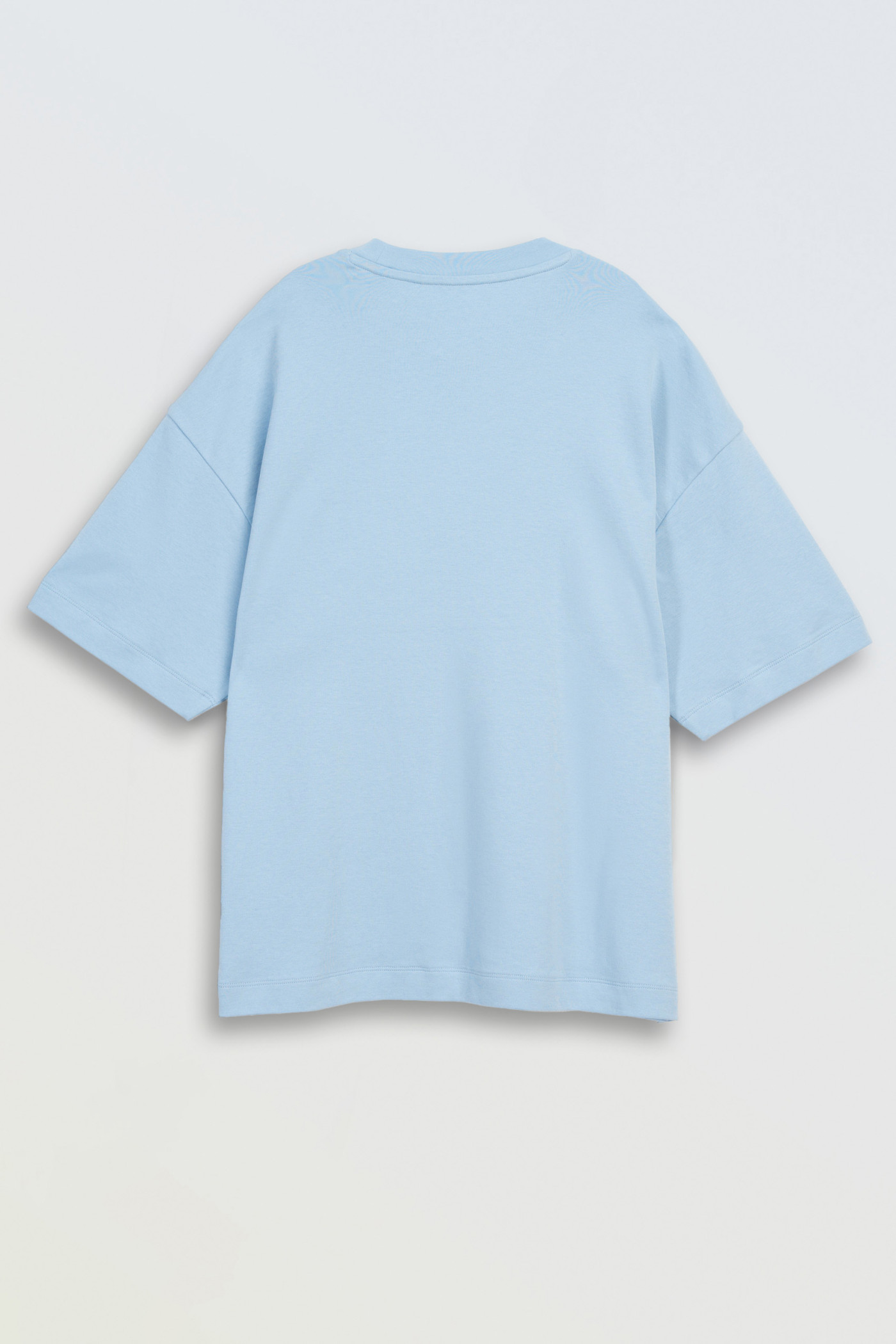 Niebieski t-shirt z minimalistycznym haftem z przodu