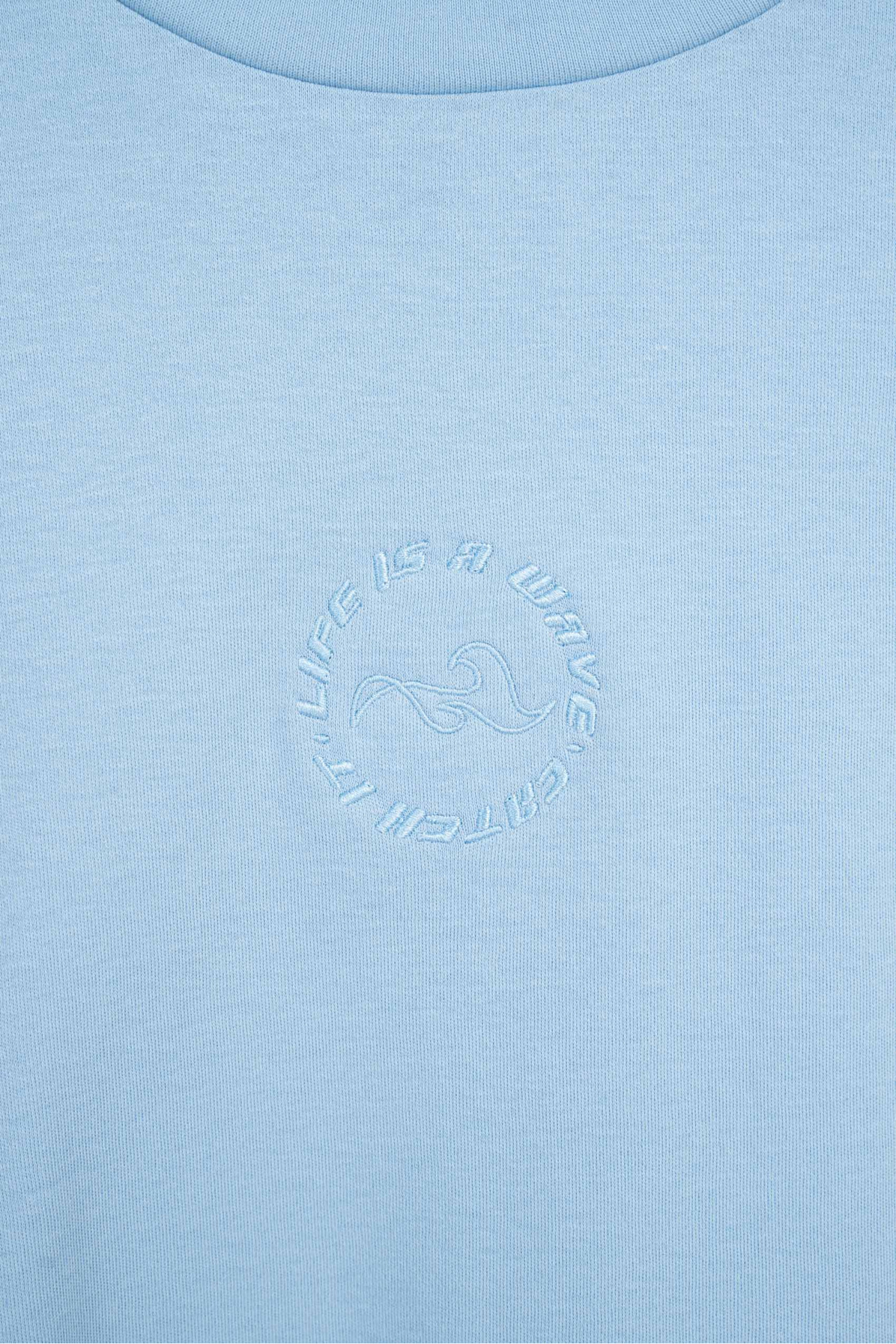 Niebieski t-shirt z minimalistycznym haftem z przodu
