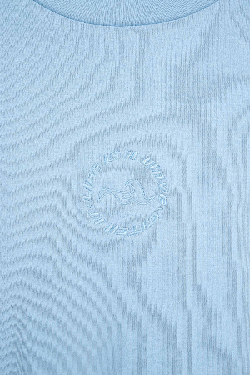 Niebieski t-shirt z minimalistycznym haftem z przodu