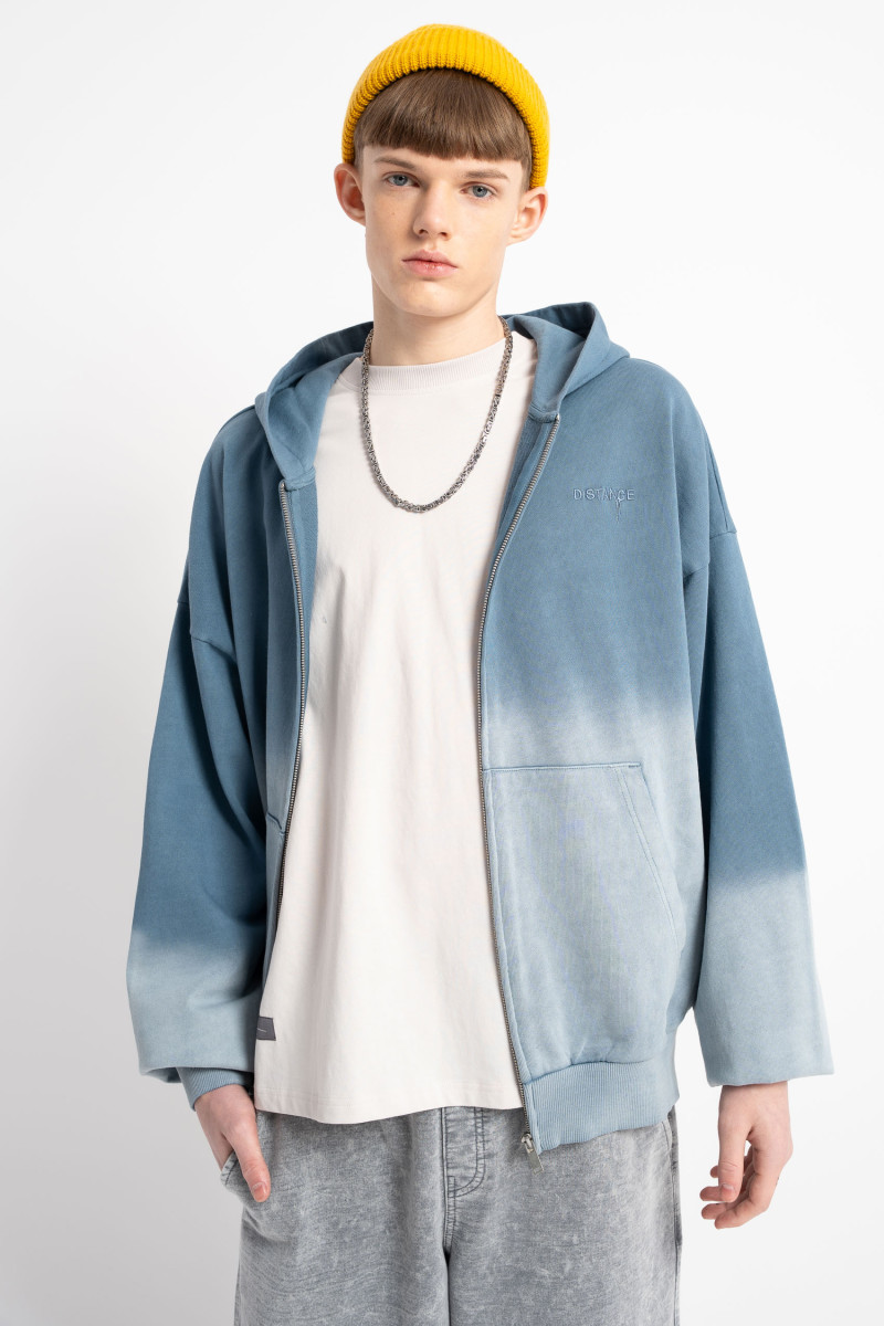 Niebieska bluza z kapturem z efektem ombre