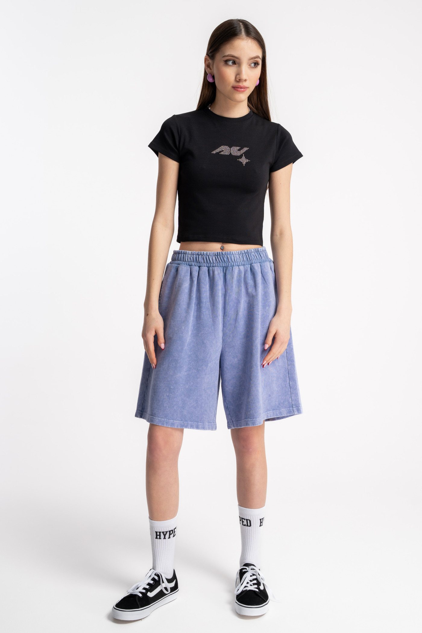 Czarny CROP TOP z ozdobną aplikacją