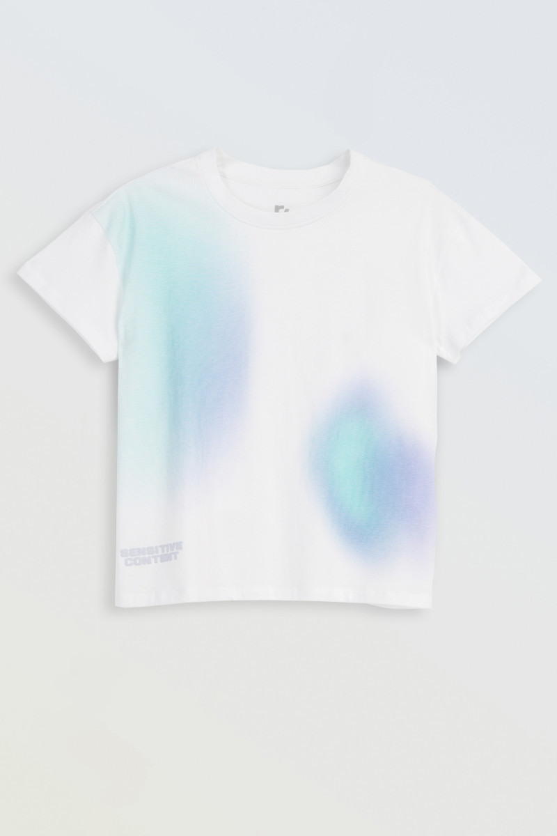 Biały t-shirt z kolorowym nadrukiem z przodu