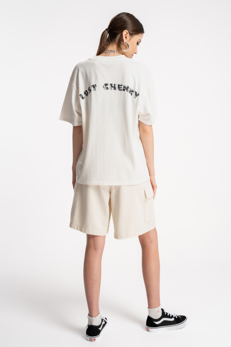 Kremowy t-shirt z autorską grafiką z przodu