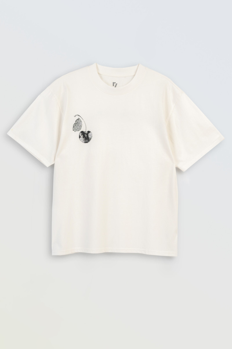 Kremowy t-shirt z autorską grafiką z przodu