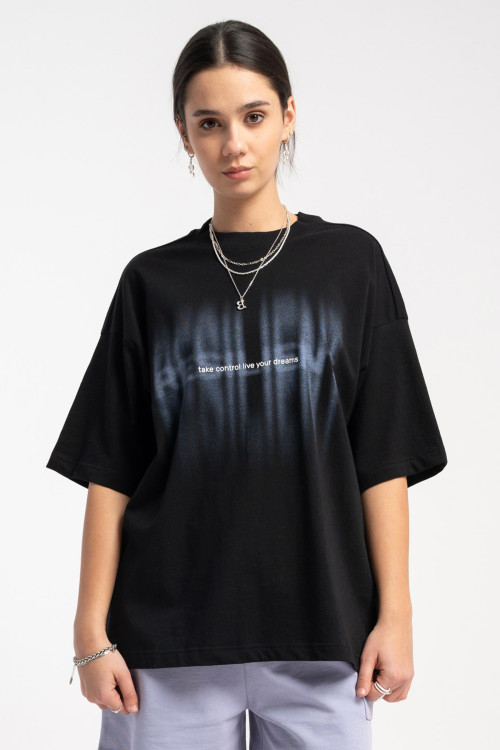 Czarny t-shirt z kolorowym nadrukiem na wysokości piersi