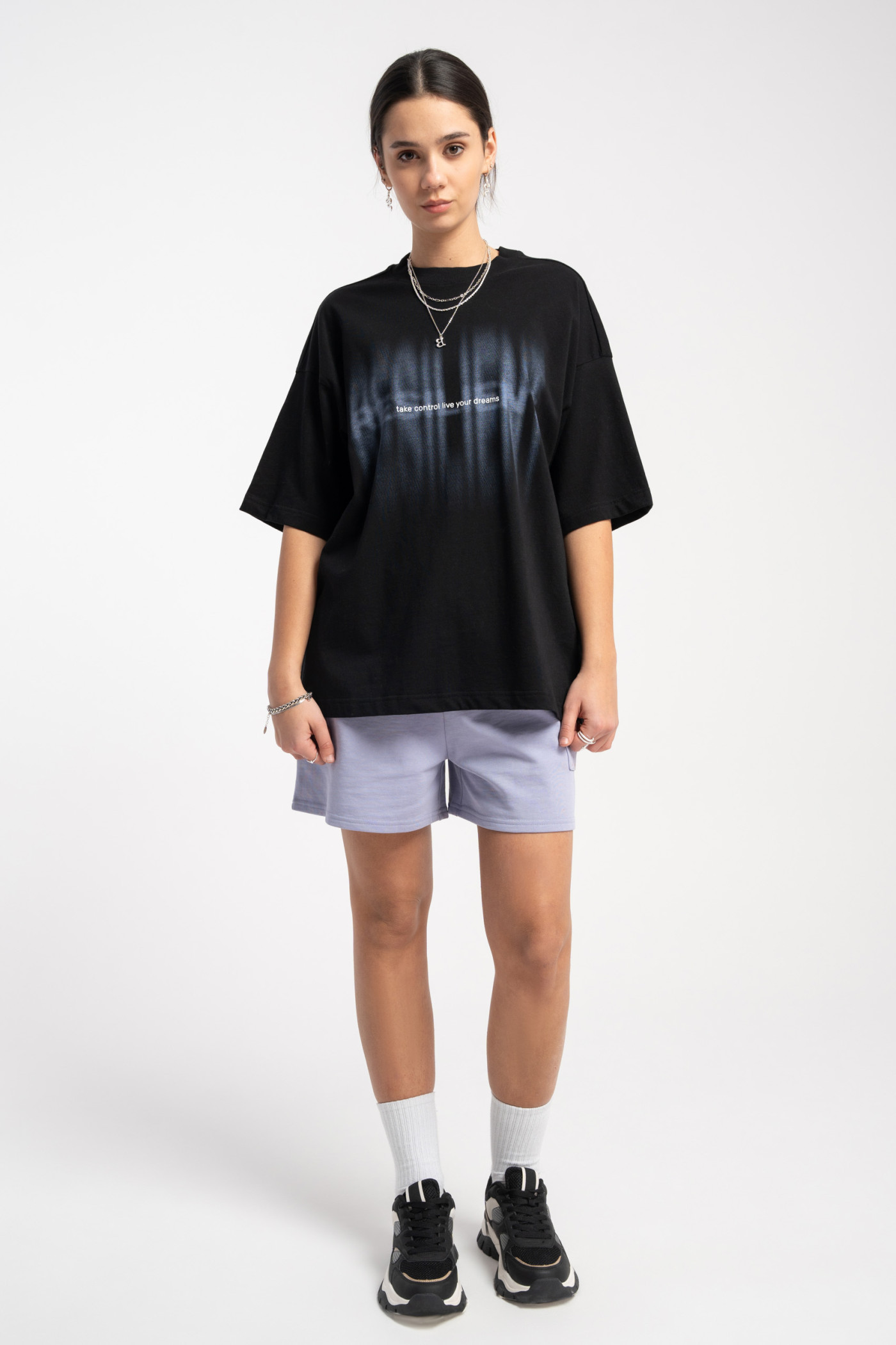 Czarny t-shirt z kolorowym nadrukiem na wysokości piersi
