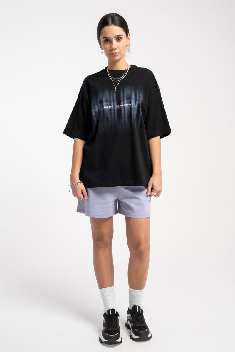 Czarny t-shirt z kolorowym nadrukiem na wysokości piersi