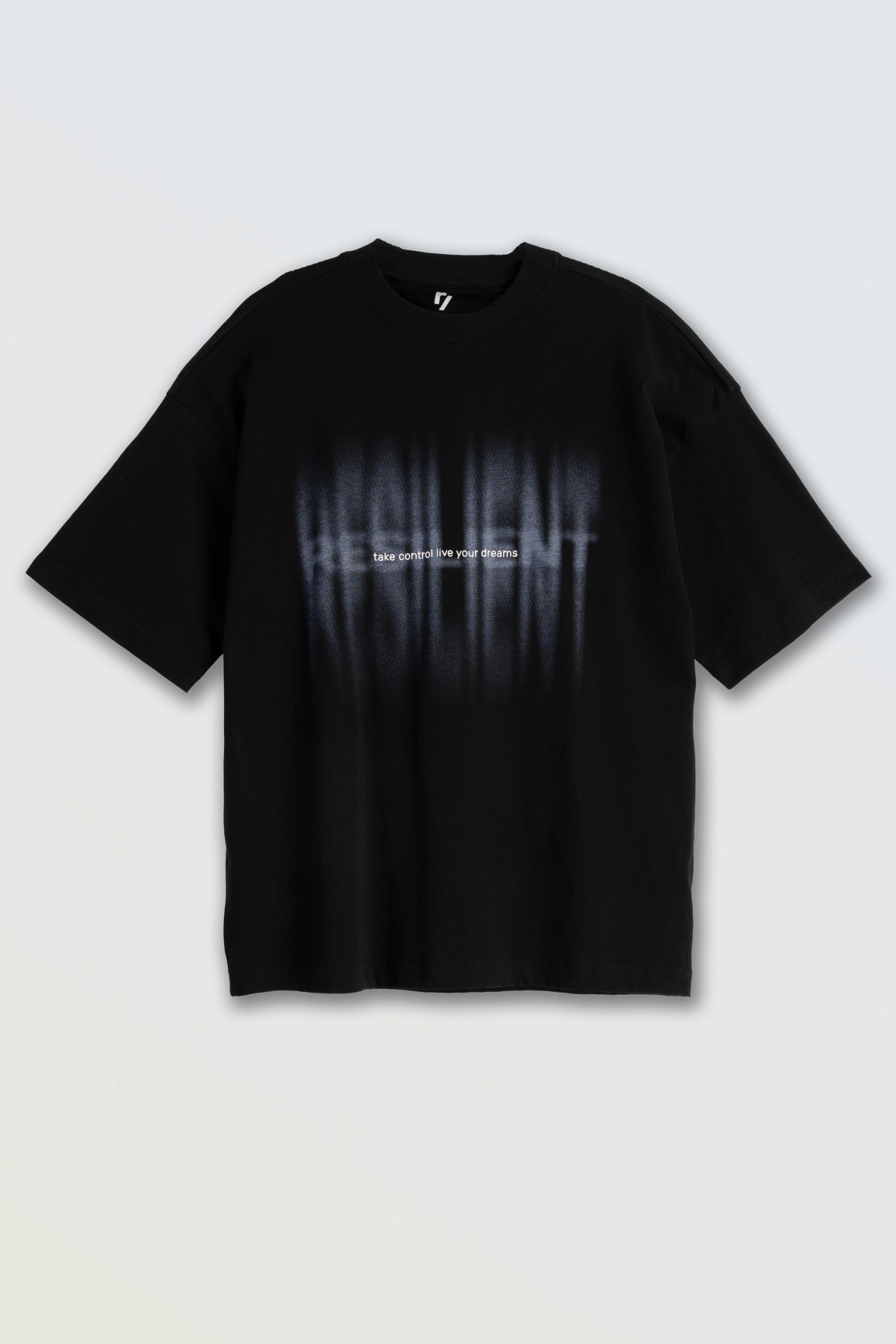 Czarny t-shirt z kolorowym nadrukiem na wysokości piersi