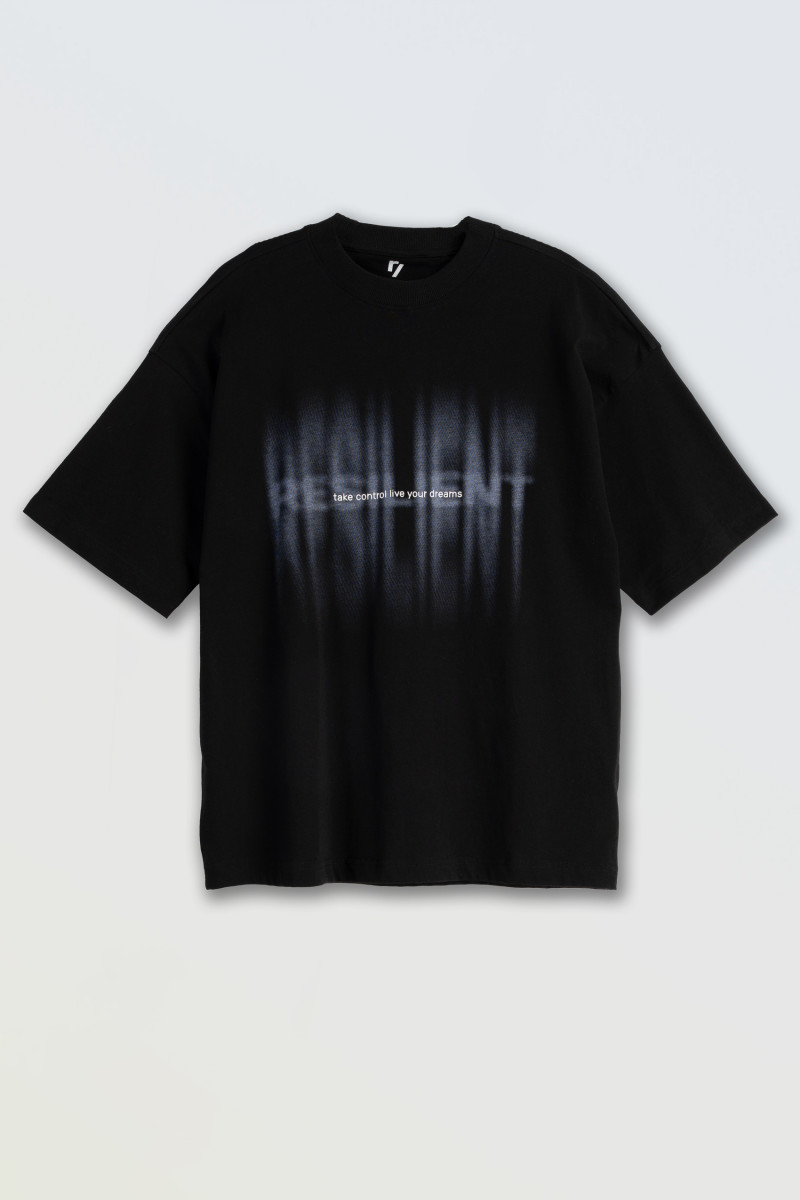 Czarny t-shirt z kolorowym nadrukiem na wysokości piersi