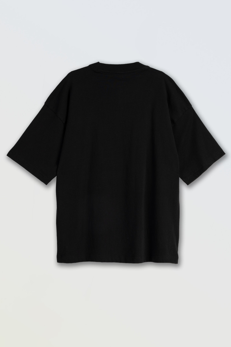 Czarny t-shirt z kolorowym nadrukiem na wysokości piersi