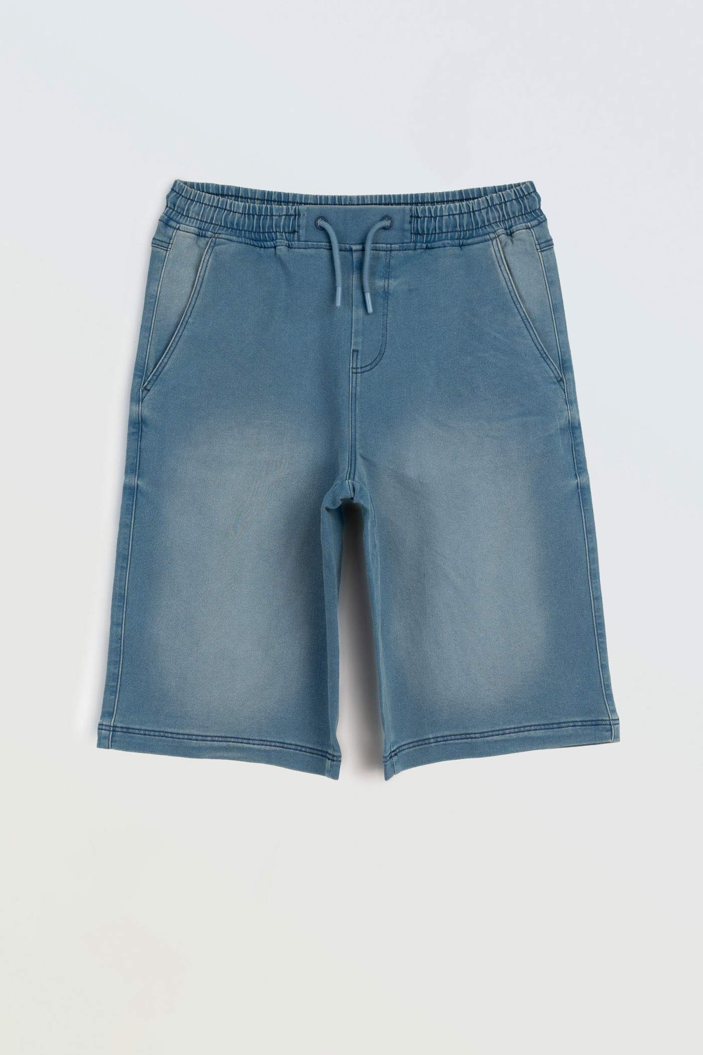 Niebieskie krótkie spodenki jeansowe z modnymi przeszyciami