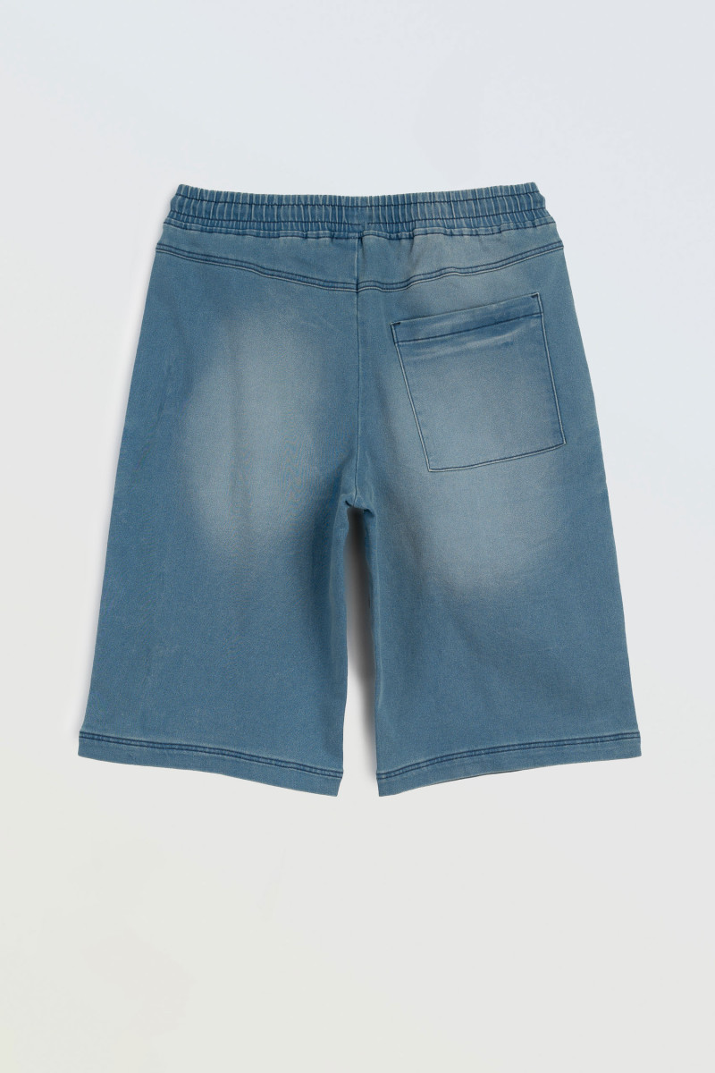 Niebieskie krótkie spodenki jeansowe z modnymi przeszyciami