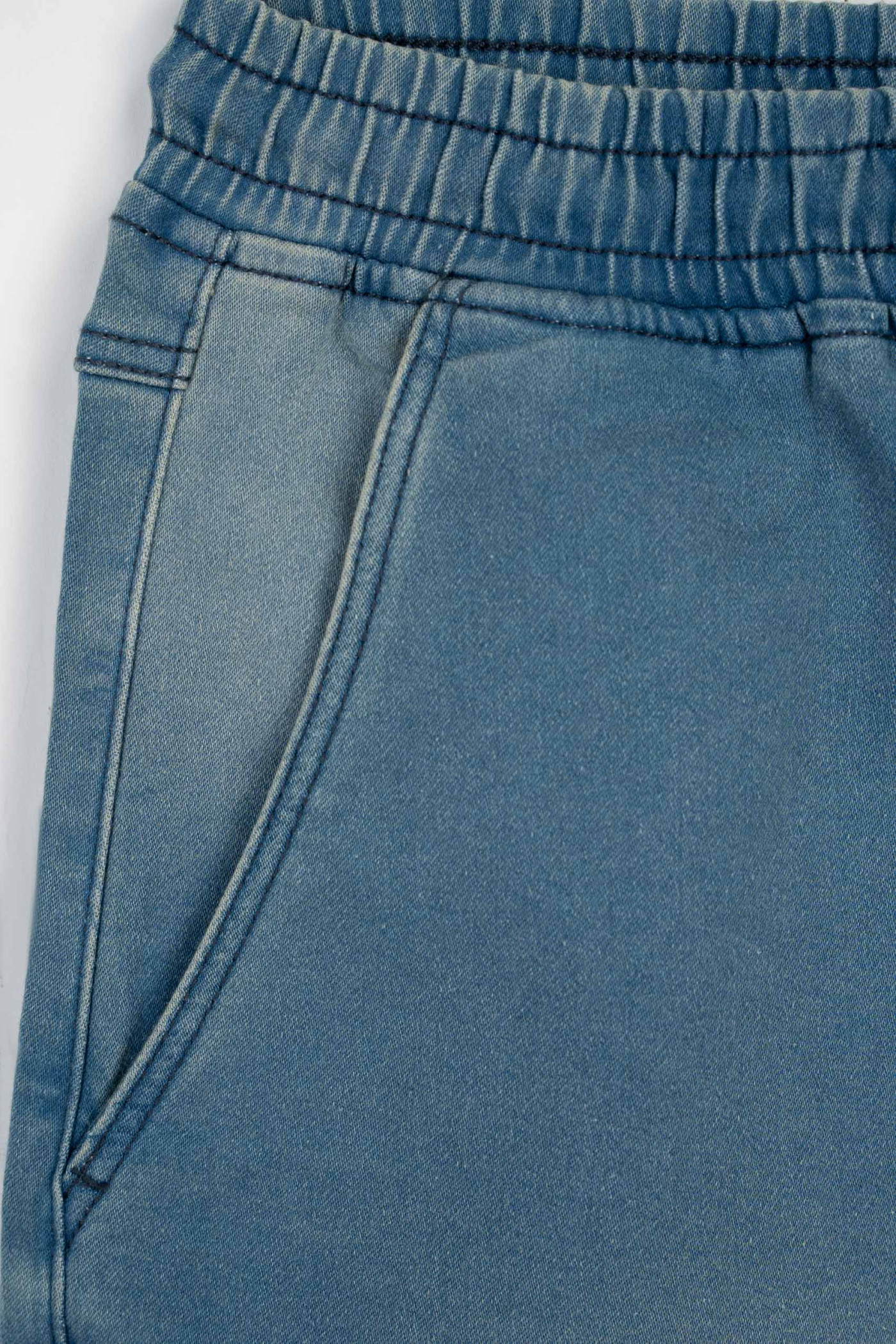 Niebieskie krótkie spodenki jeansowe z modnymi przeszyciami