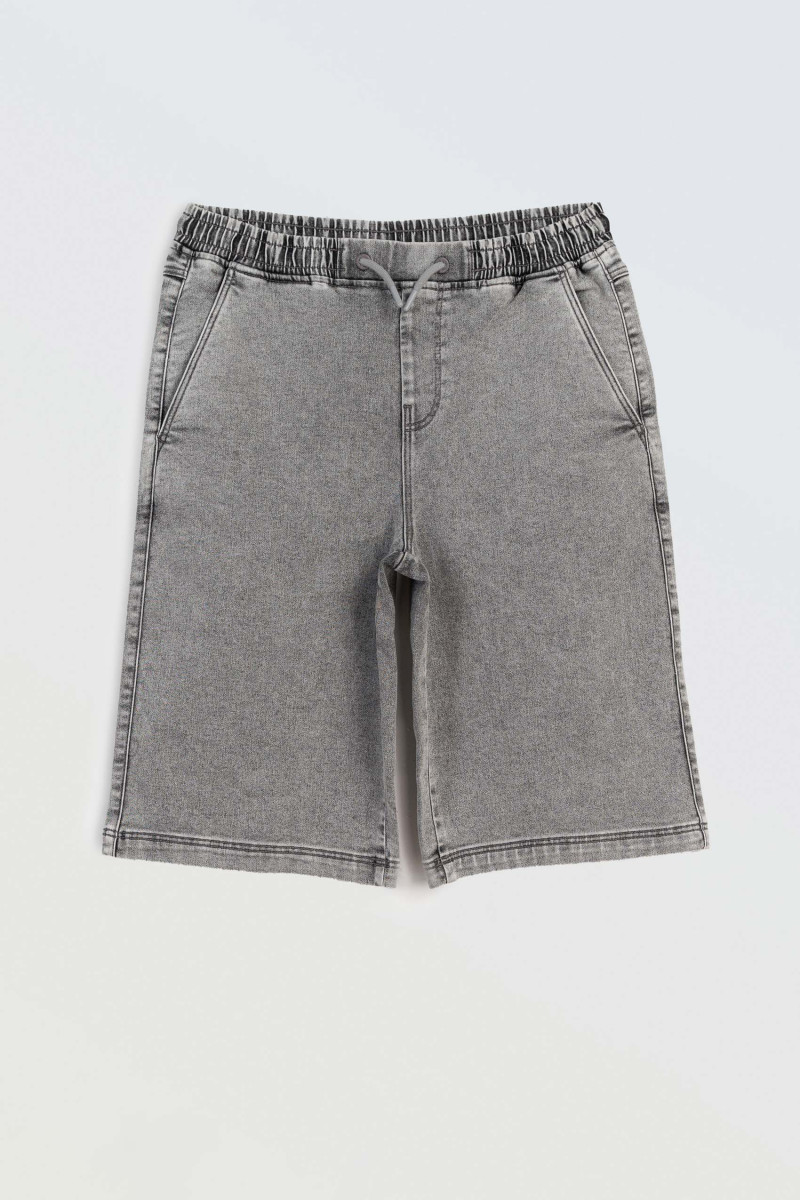 Szare krótkie spodenki jeansowe z modnymi przeszyciami