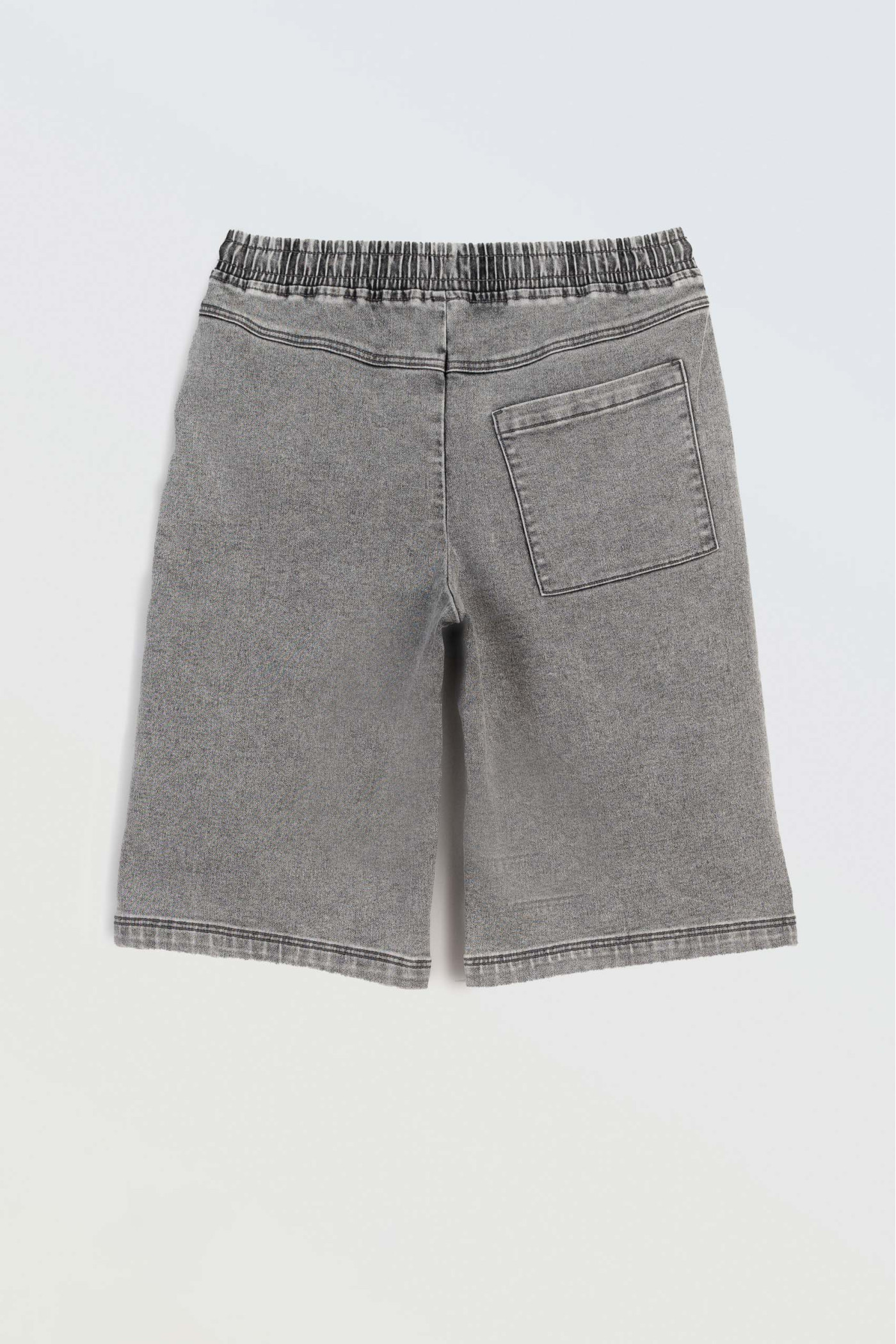 Szare krótkie spodenki jeansowe z modnymi przeszyciami
