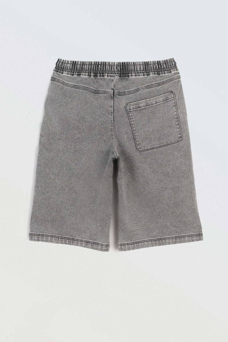 Szare krótkie spodenki jeansowe z modnymi przeszyciami