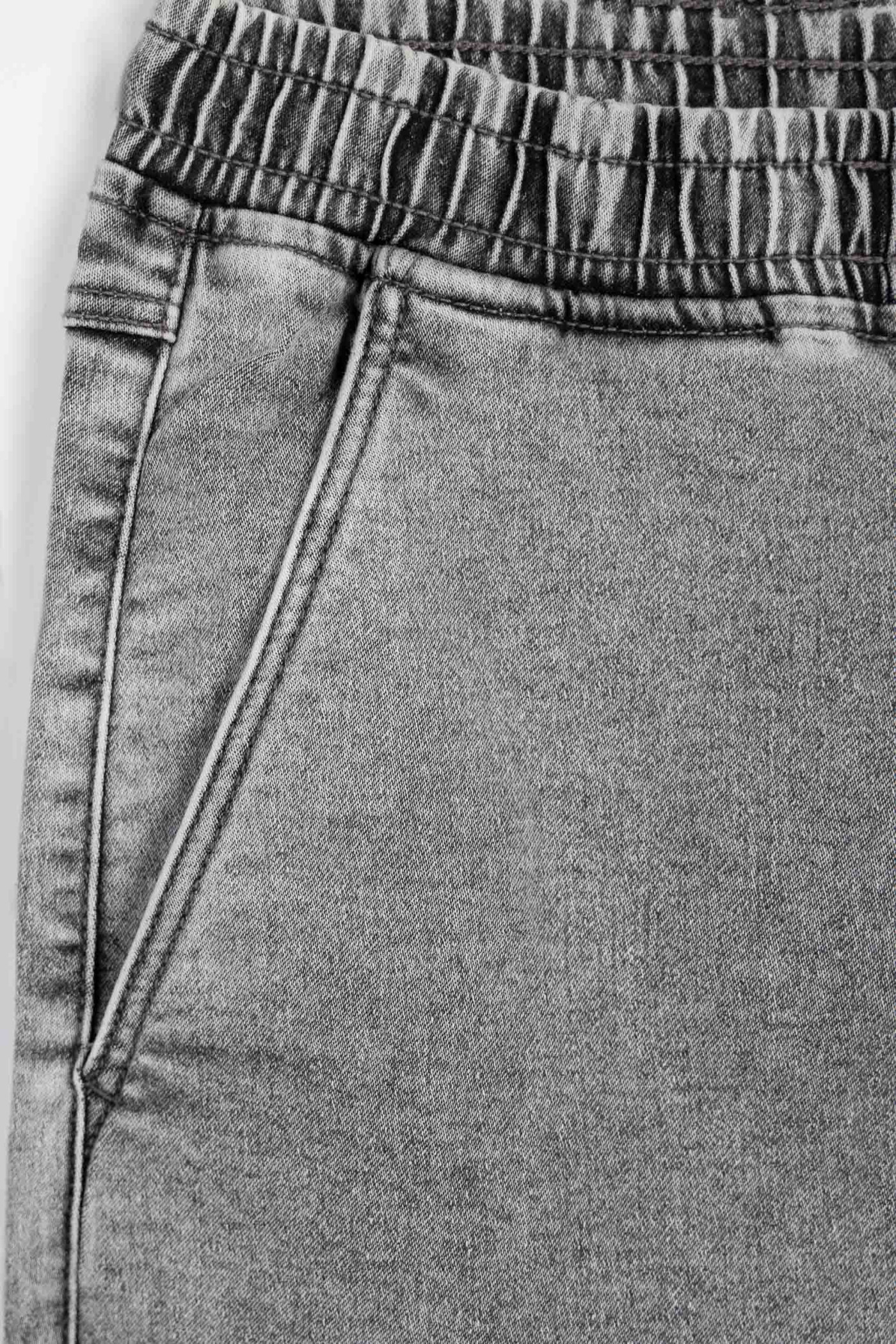 Szare krótkie spodenki jeansowe z modnymi przeszyciami