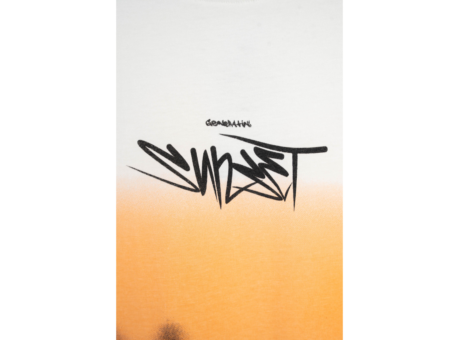Kremowy t-shirt z autorską grafiką z przodu